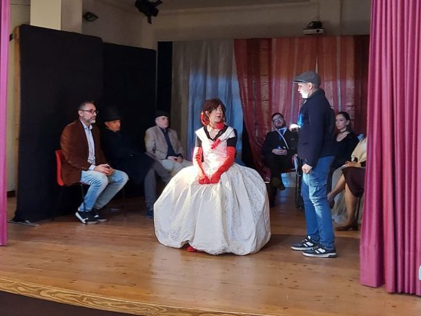 PROVINCIA GRANDA - Uno spettacolo teatrale di Athena sul palco di San Michele