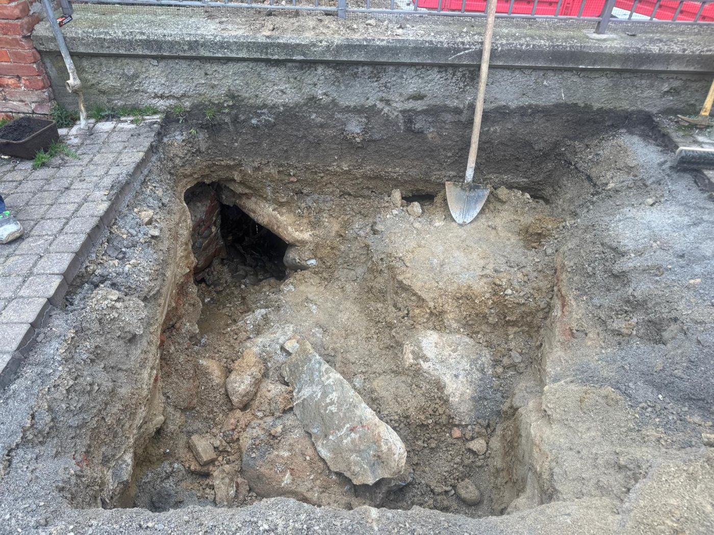 PROVINCIA GRANDA - La voragine che si è aperta nel marciapiede di via Nielli