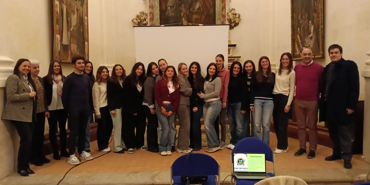 PROVINCIA GRANDA - Le ragazze del Liceo con le autorità presso la Confraternita