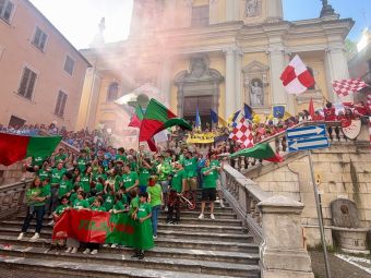 I rioni di Ceva sulla scalinata del Duomo