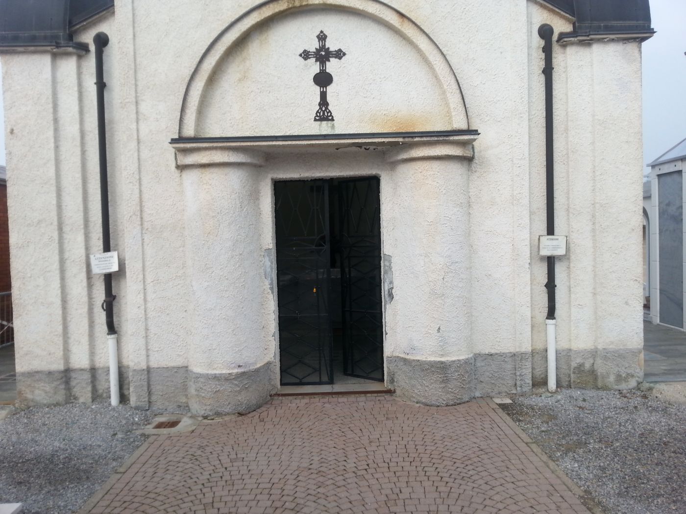 PROVINCIA GRANDA - La cappella centrale del cimitero di Fiamenga